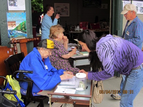 2011-06-04 Loretta raffling - Judy & Marion cashiering. Bill observing. IMG_1293.jpg